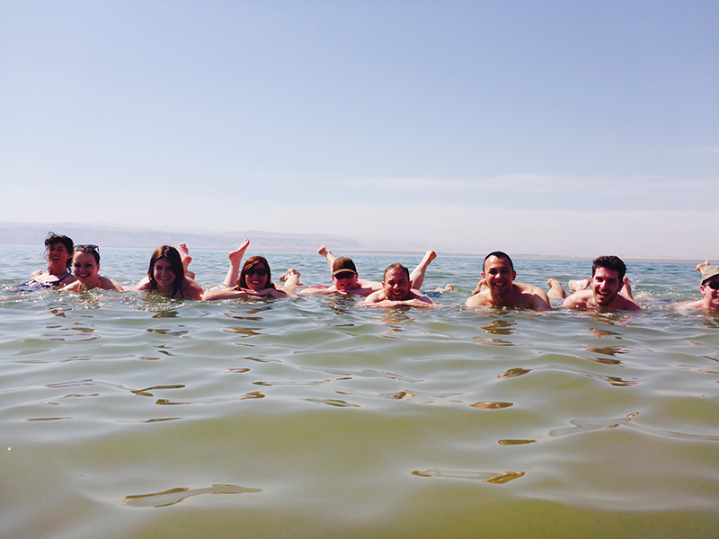 Drijven op de dode zee in jordanie