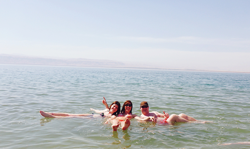 Drijven op de dode zee in jordanie