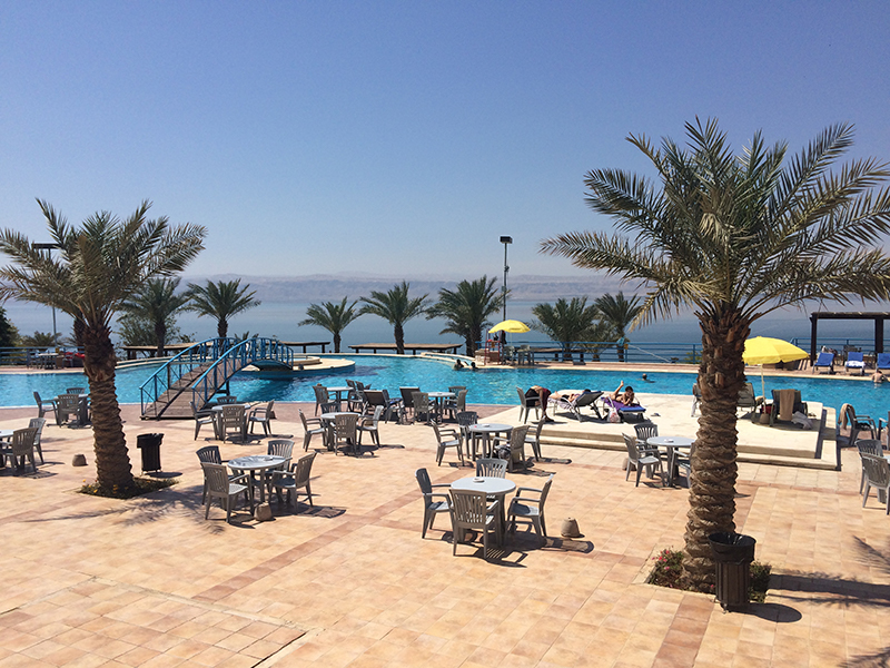 Drijven op de dode zee in jordanie