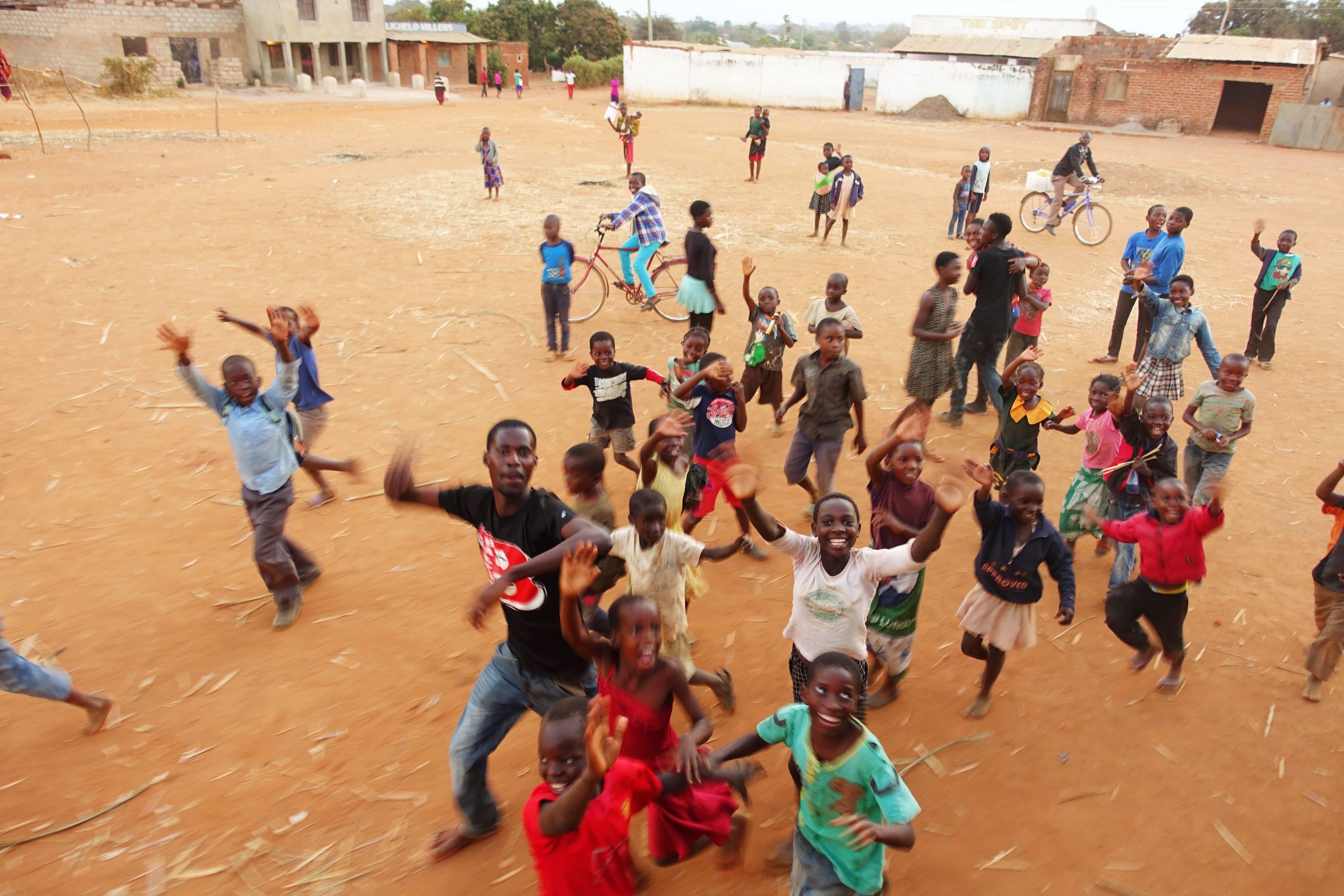 Zambia, afrika, kinderen van afrika, strory in the picture, reizen door afrika, cycle for plan, plan nederland, plan international,
