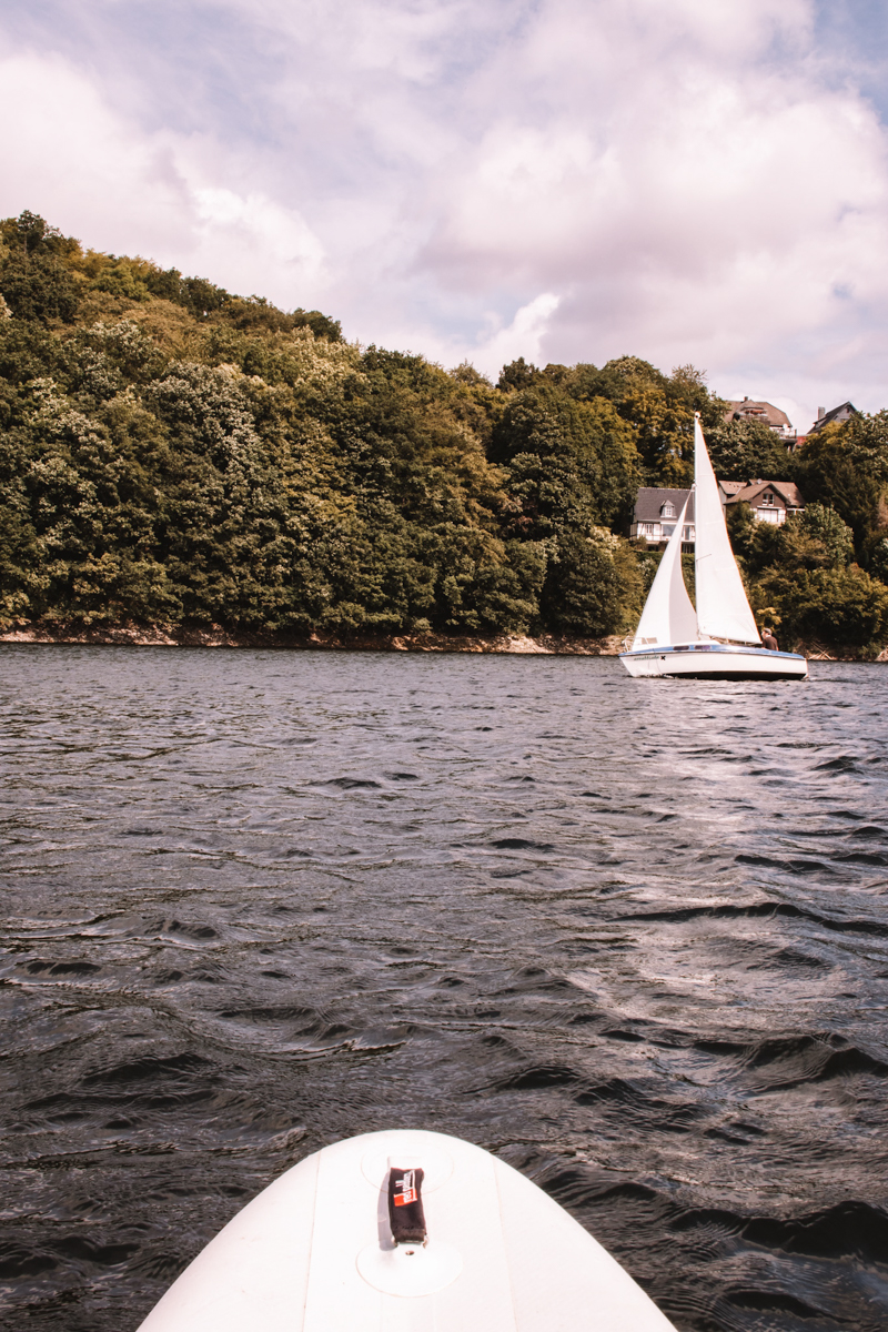 Suppen op de Rursee in Nationaal Park Eifel in Duitsland