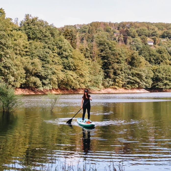 Suppen op de Rursee in Nationaal Park Eifel in Duitsland