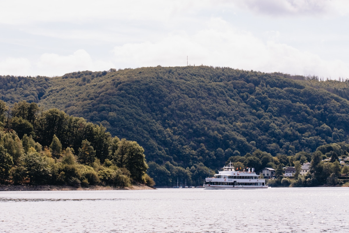 Suppen op de Rursee in Nationaal Park Eifel in Duitsland